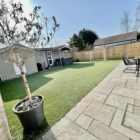 Four Corners Holiday Home Hot Tub & Sauna Ferndown Exterior photo