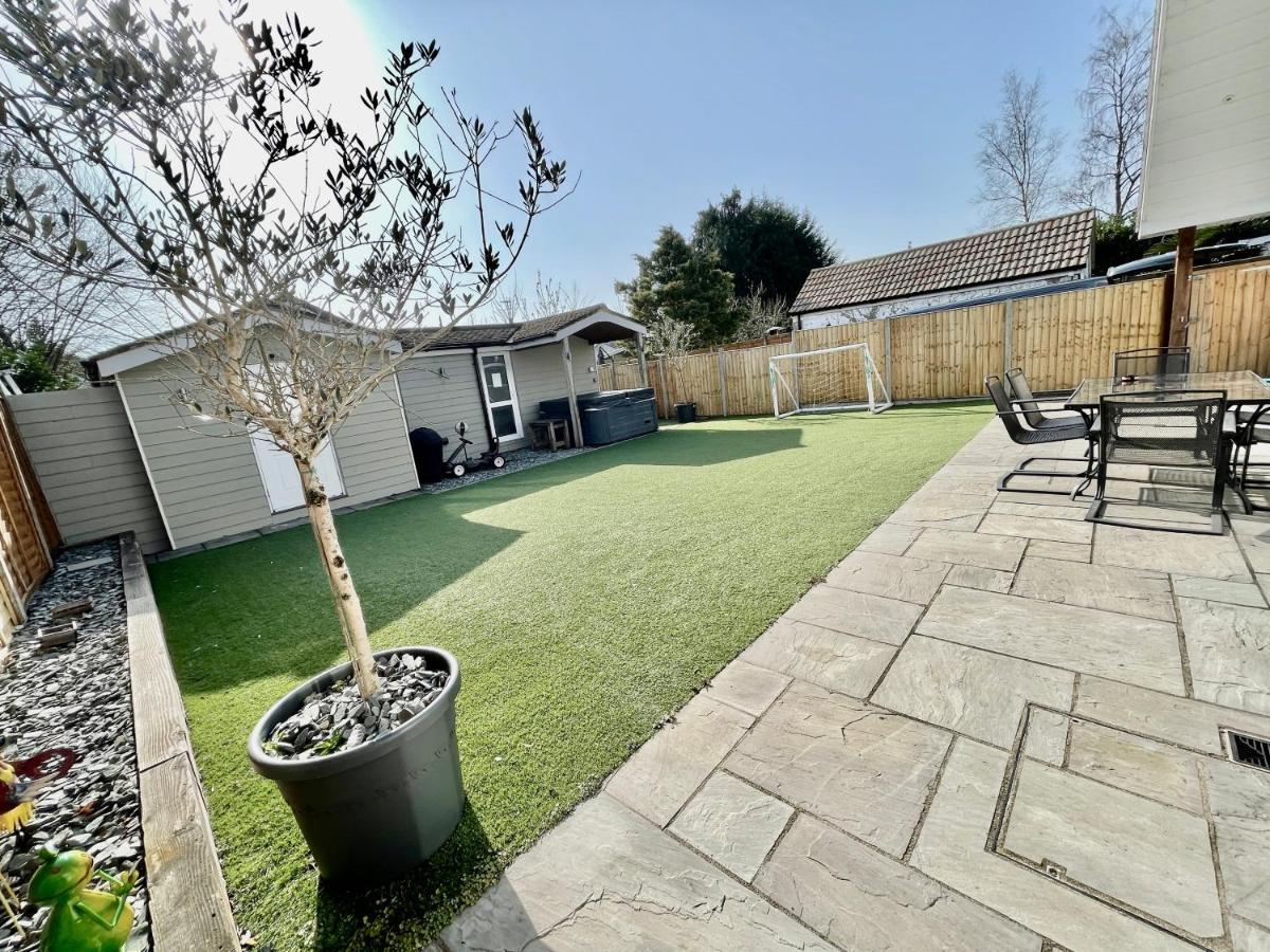 Four Corners Holiday Home Hot Tub & Sauna Ferndown Exterior photo