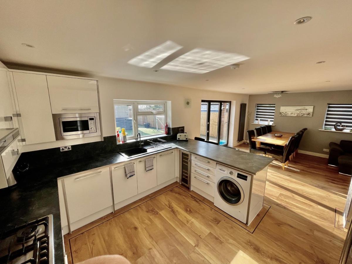 Four Corners Holiday Home Hot Tub & Sauna Ferndown Exterior photo