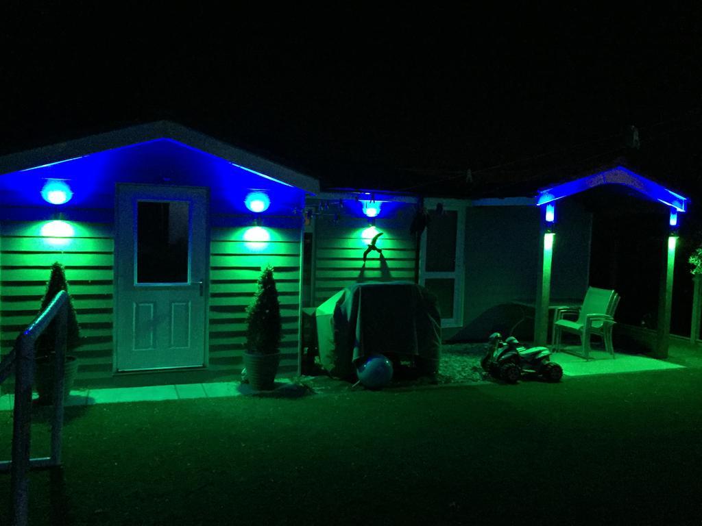 Four Corners Holiday Home Hot Tub & Sauna Ferndown Exterior photo